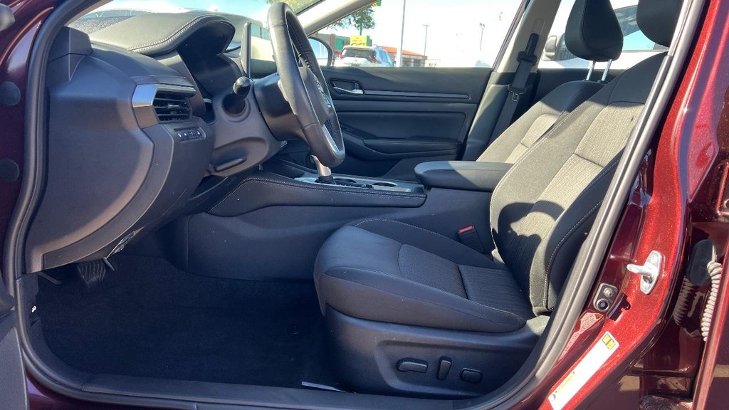 Nissan Altima Vehicle Full-screen Gallery Image 19