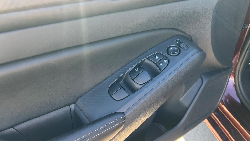 Nissan Altima Vehicle Full-screen Gallery Image 20