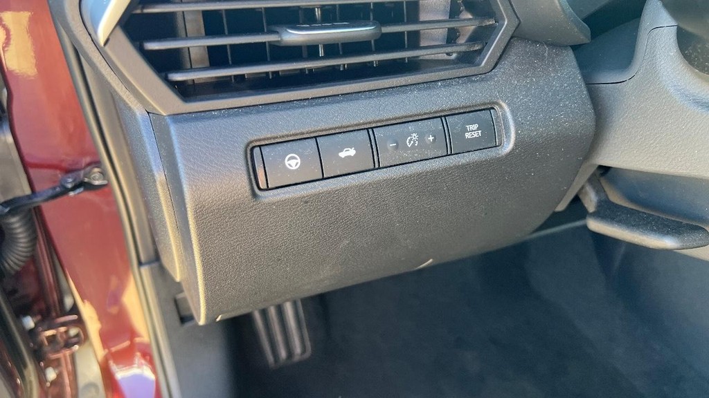 Nissan Altima Vehicle Full-screen Gallery Image 21