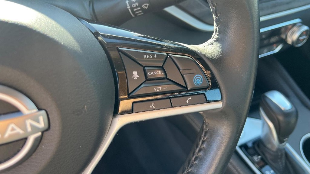 Nissan Altima Vehicle Full-screen Gallery Image 23