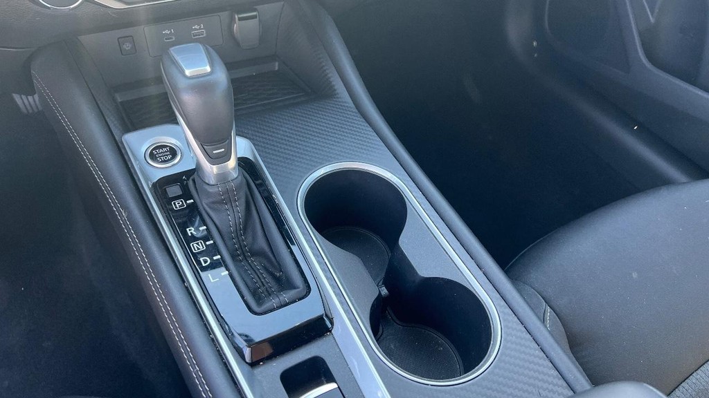 Nissan Altima Vehicle Full-screen Gallery Image 24