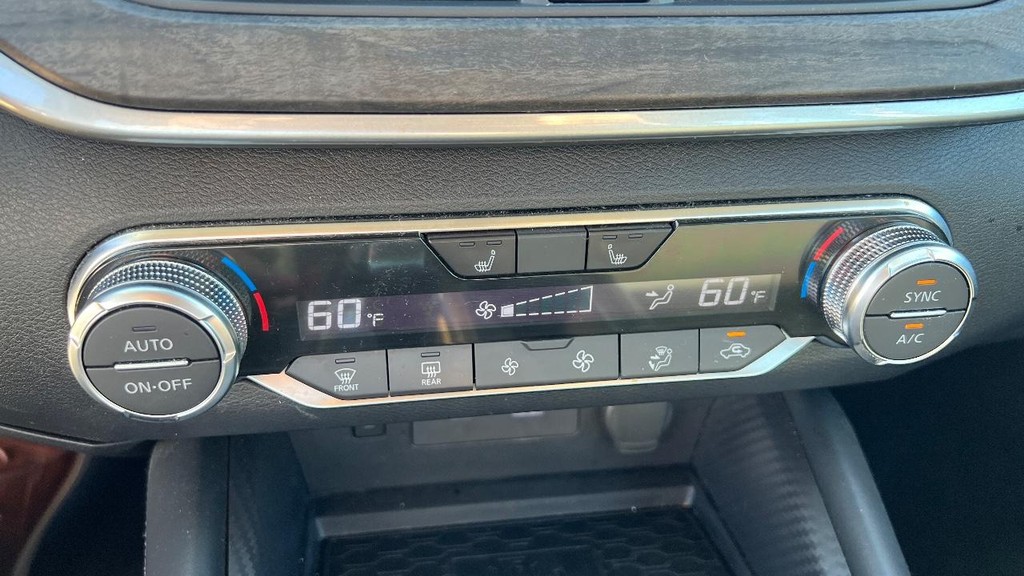 Nissan Altima Vehicle Full-screen Gallery Image 26