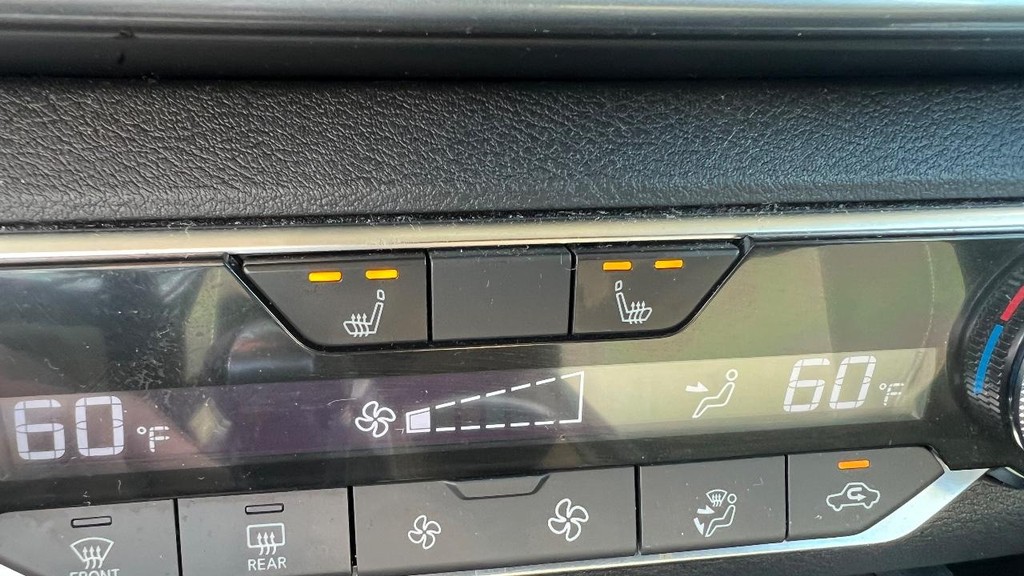 Nissan Altima Vehicle Full-screen Gallery Image 27