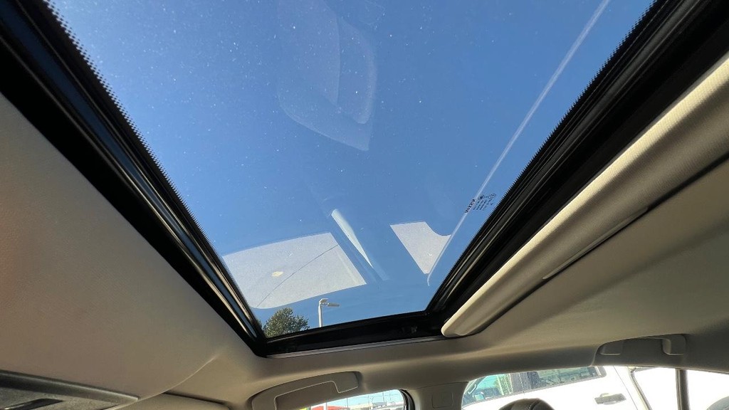 Nissan Altima Vehicle Full-screen Gallery Image 33