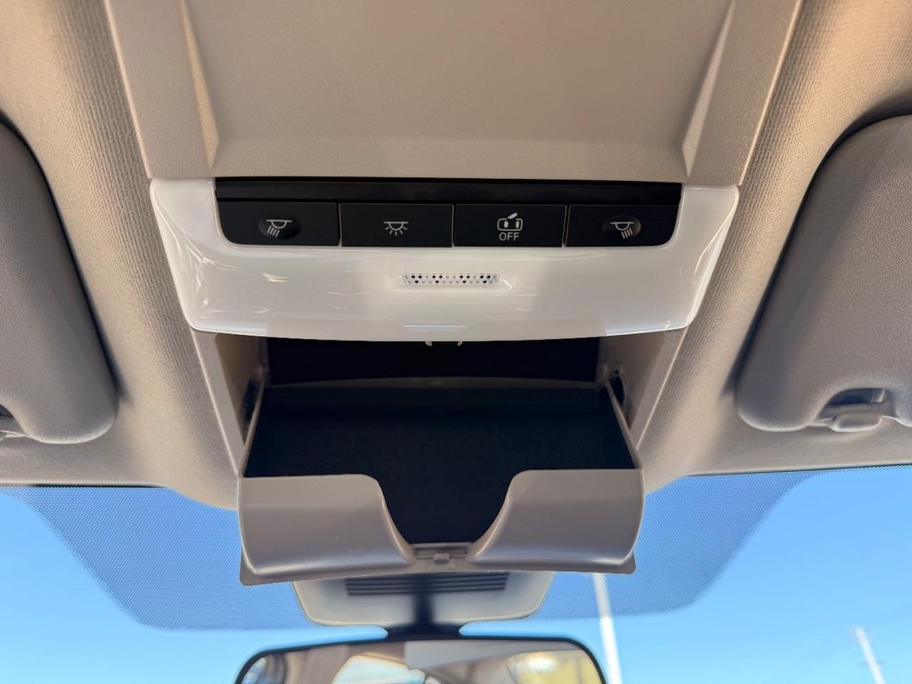 Nissan Sentra Vehicle Full-screen Gallery Image 02