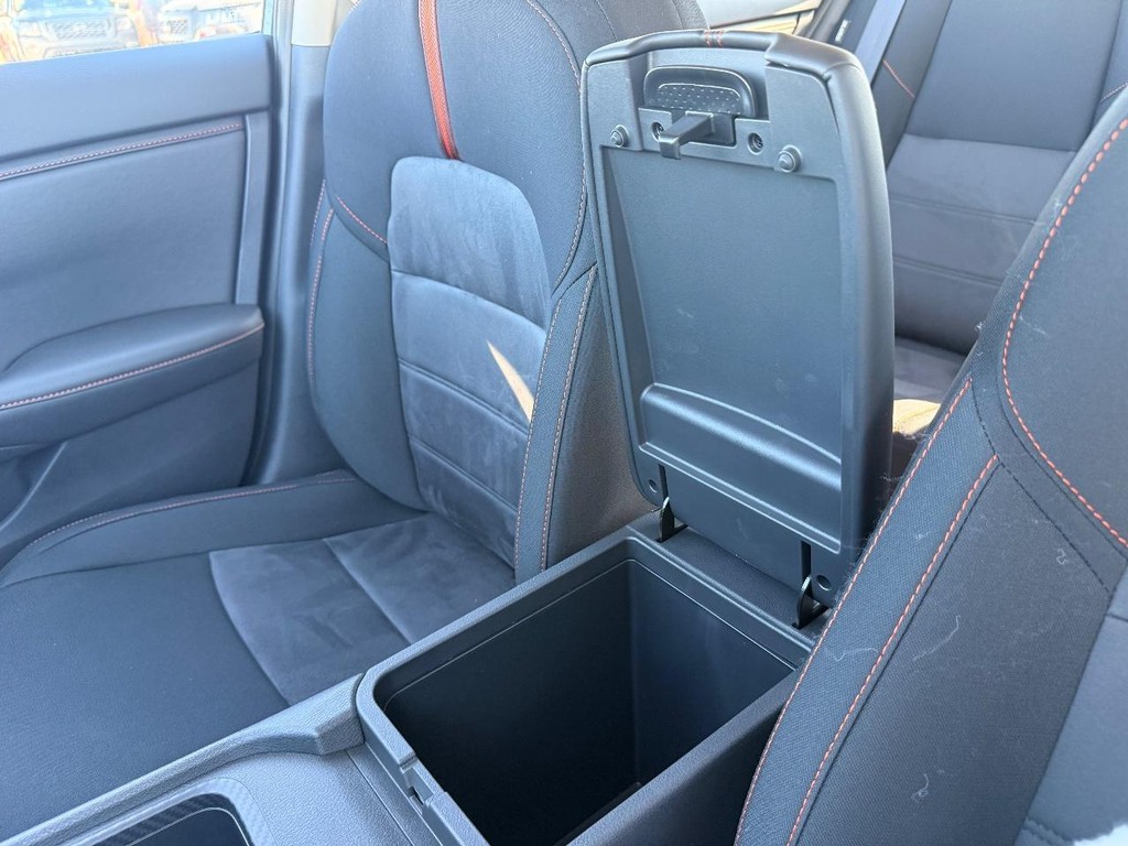 Nissan Sentra Vehicle Full-screen Gallery Image 07