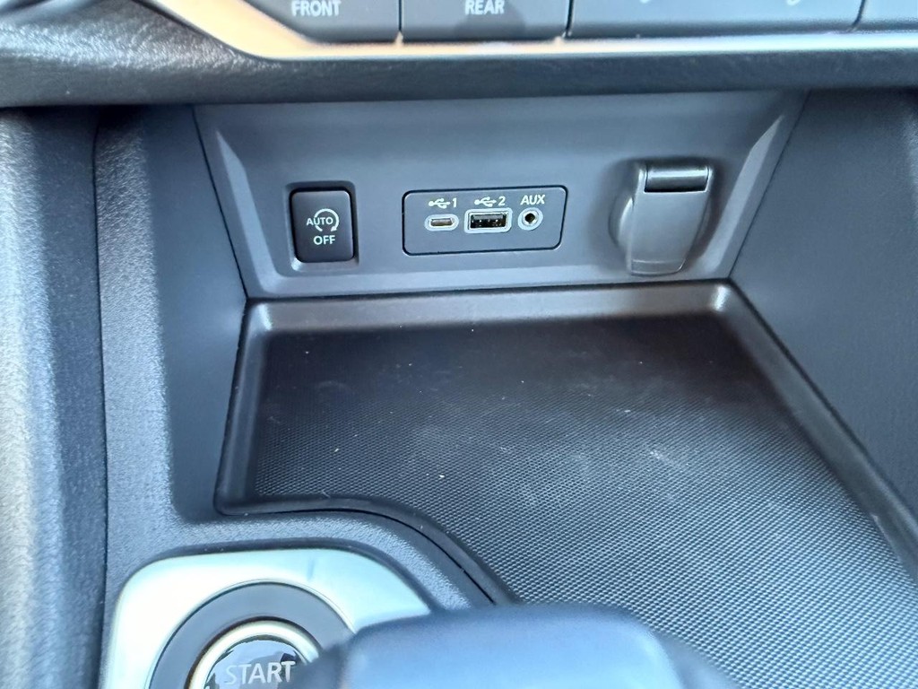 Nissan Sentra Vehicle Full-screen Gallery Image 10