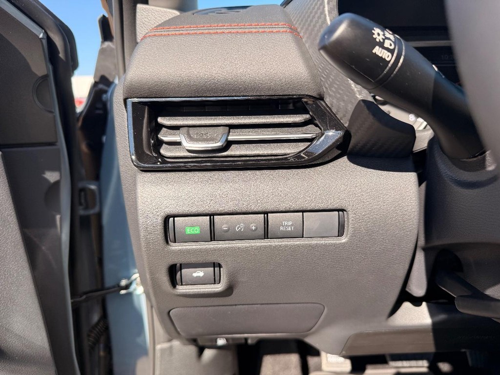 Nissan Sentra Vehicle Full-screen Gallery Image 15