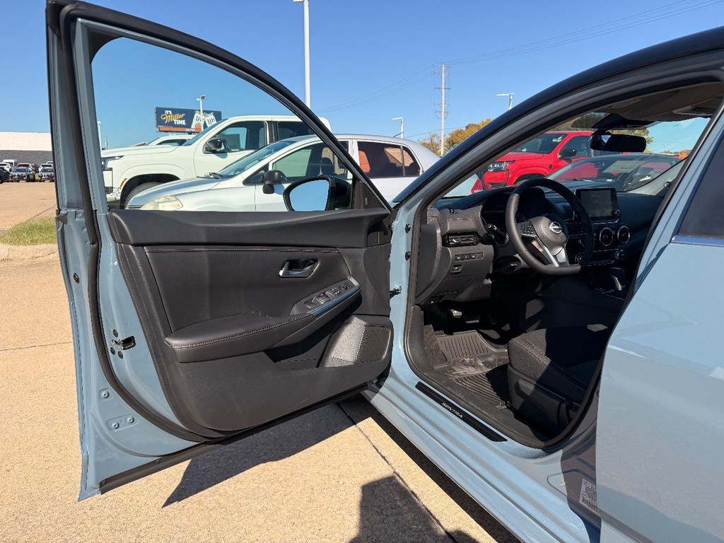 Nissan Sentra Vehicle Full-screen Gallery Image 16