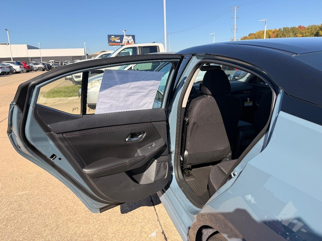 Nissan Sentra Vehicle Full-screen Gallery Image 18