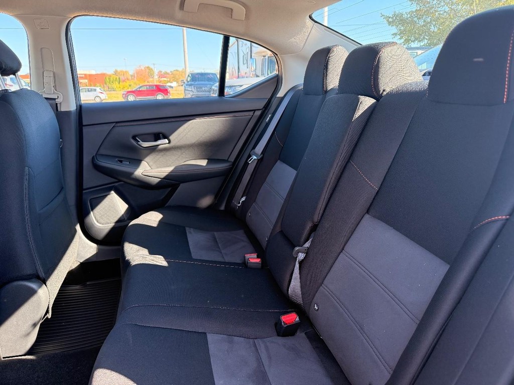 Nissan Sentra Vehicle Full-screen Gallery Image 19