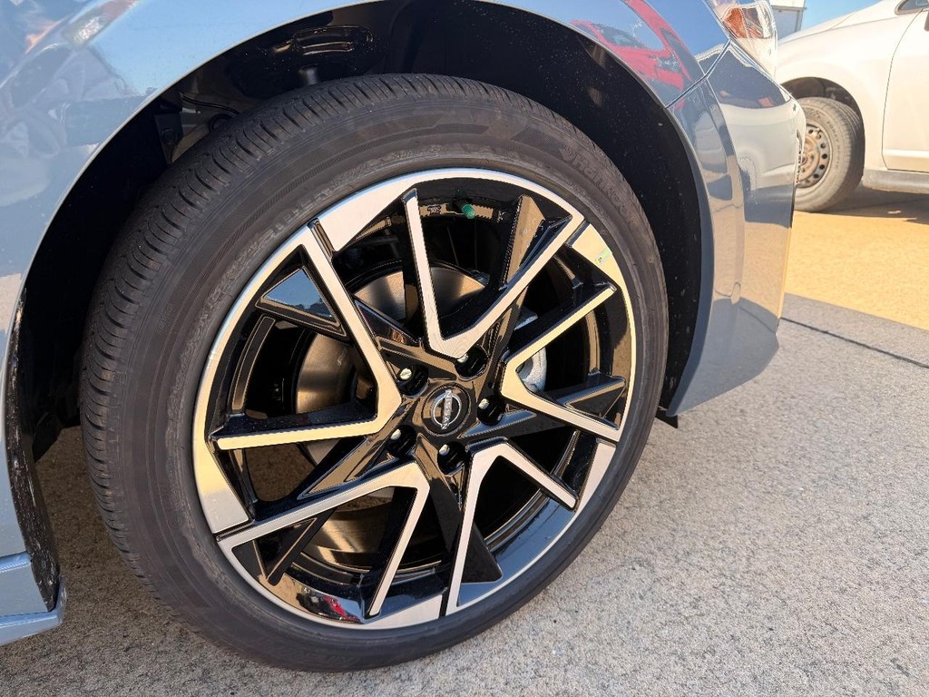 Nissan Sentra Vehicle Full-screen Gallery Image 22