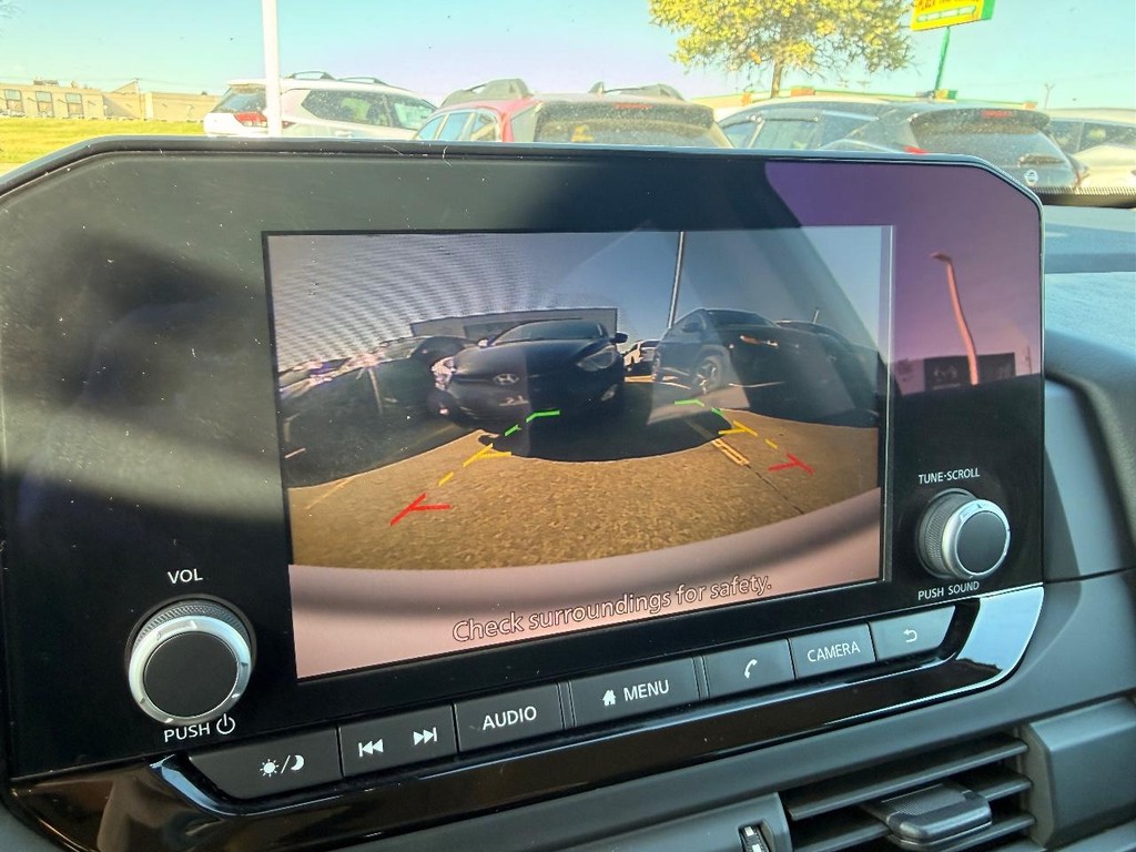 Nissan Pathfinder Vehicle Full-screen Gallery Image 02