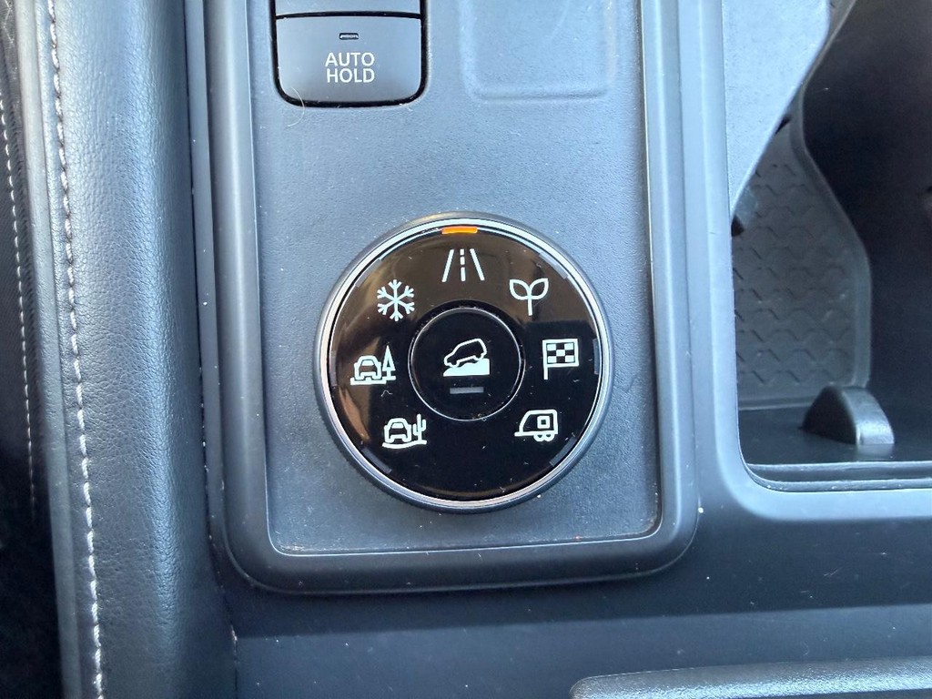 Nissan Pathfinder Vehicle Full-screen Gallery Image 03