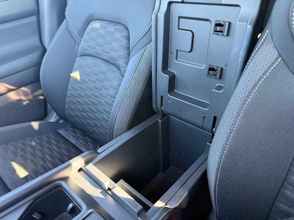 Nissan Pathfinder Vehicle Full-screen Gallery Image 04