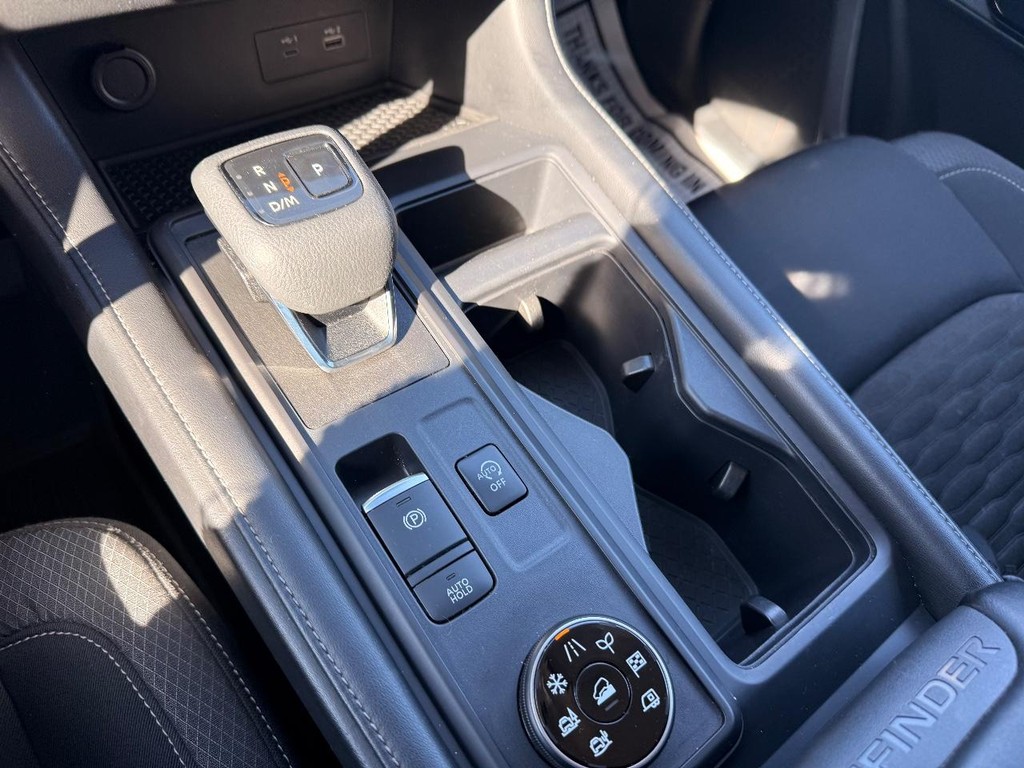 Nissan Pathfinder Vehicle Full-screen Gallery Image 05