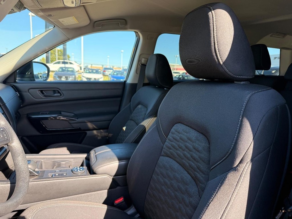 Nissan Pathfinder Vehicle Full-screen Gallery Image 11