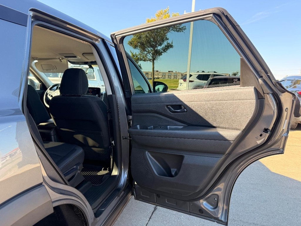 Nissan Pathfinder Vehicle Full-screen Gallery Image 14