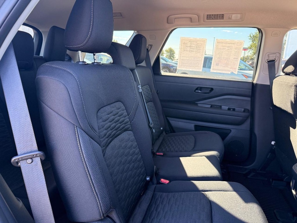 Nissan Pathfinder Vehicle Full-screen Gallery Image 17