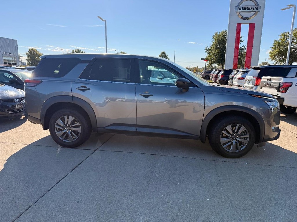 Nissan Pathfinder Vehicle Full-screen Gallery Image 21