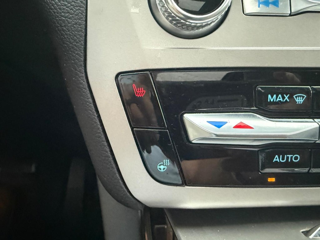 Ford Explorer Vehicle Full-screen Gallery Image 04