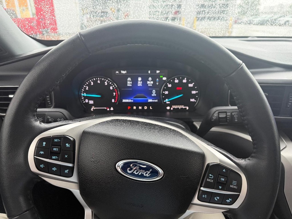 Ford Explorer Vehicle Full-screen Gallery Image 08