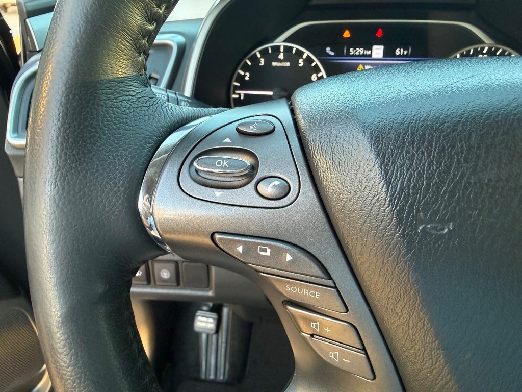 Nissan Murano Vehicle Full-screen Gallery Image 11