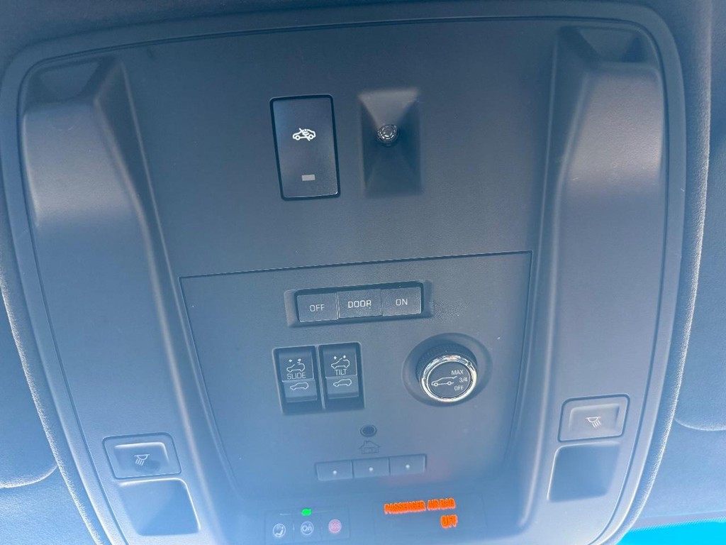 Cadillac Escalade Vehicle Full-screen Gallery Image 14