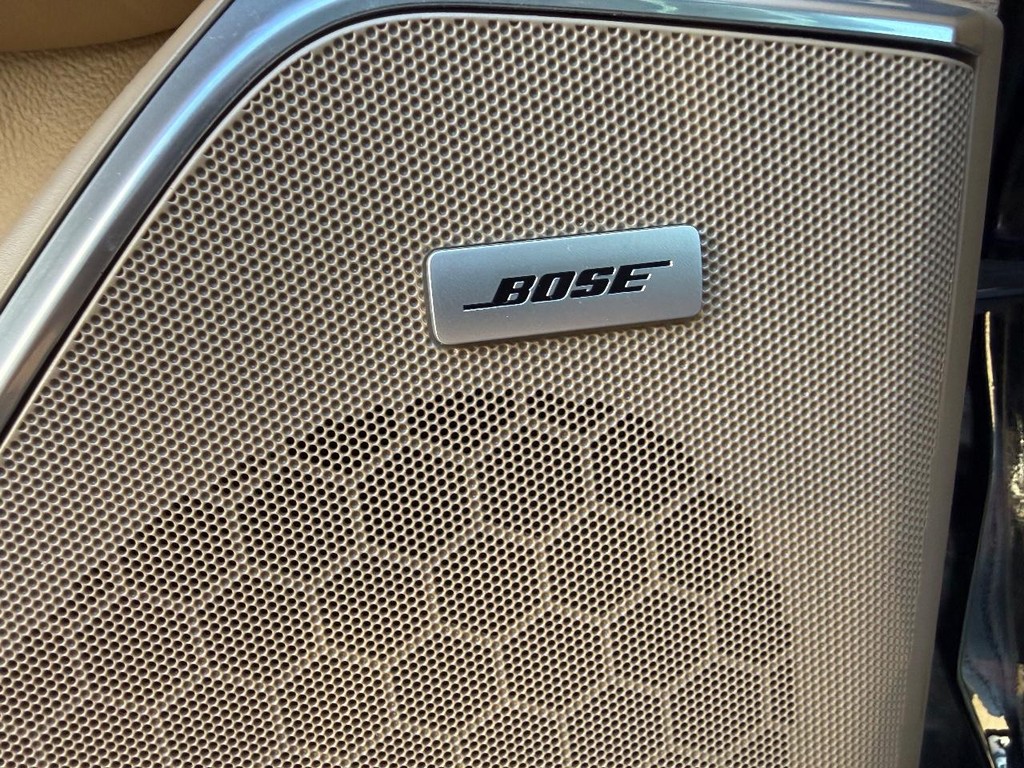 Cadillac Escalade Vehicle Full-screen Gallery Image 17