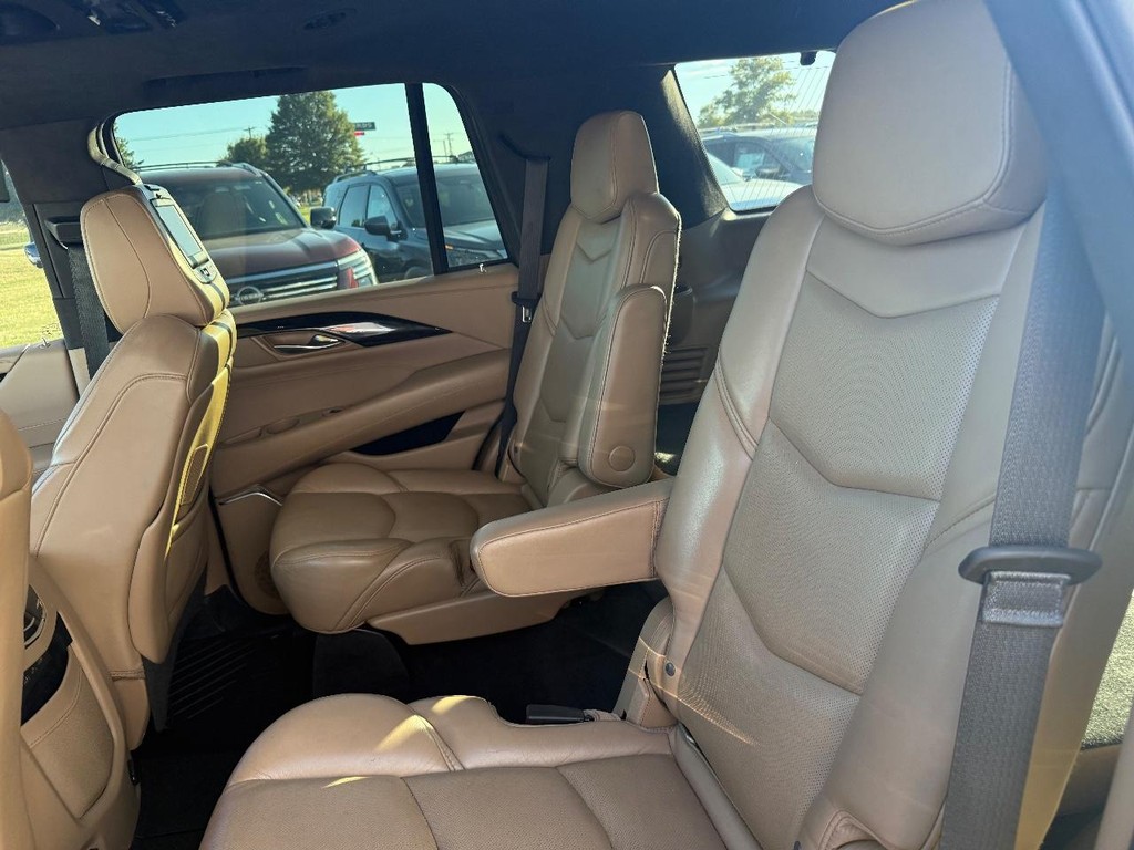 Cadillac Escalade Vehicle Full-screen Gallery Image 21