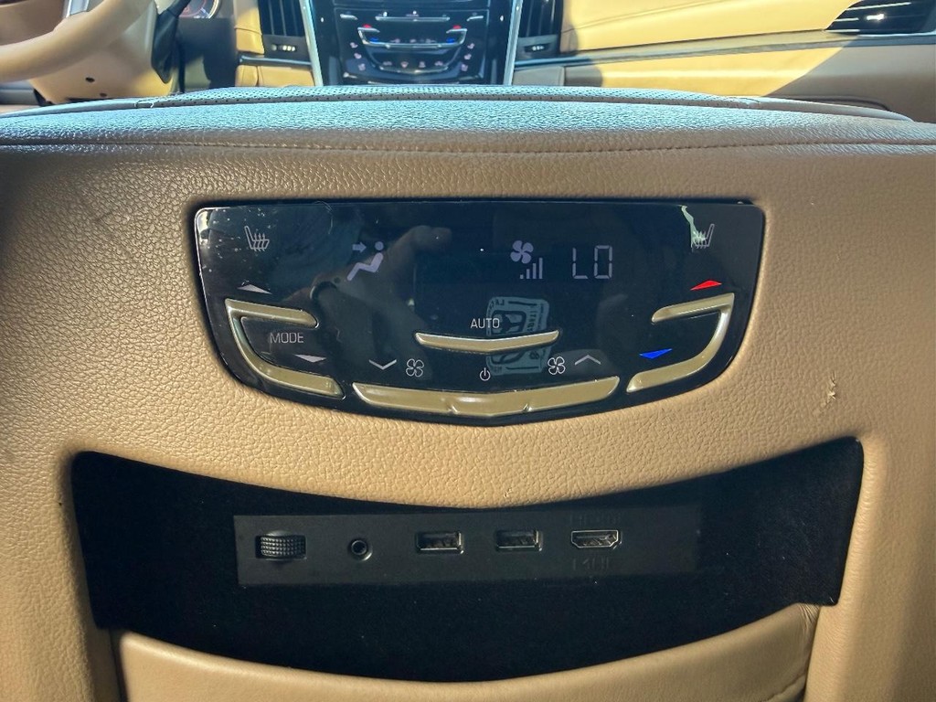 Cadillac Escalade Vehicle Full-screen Gallery Image 25