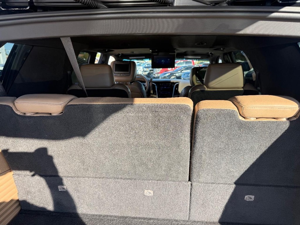 Cadillac Escalade Vehicle Full-screen Gallery Image 27