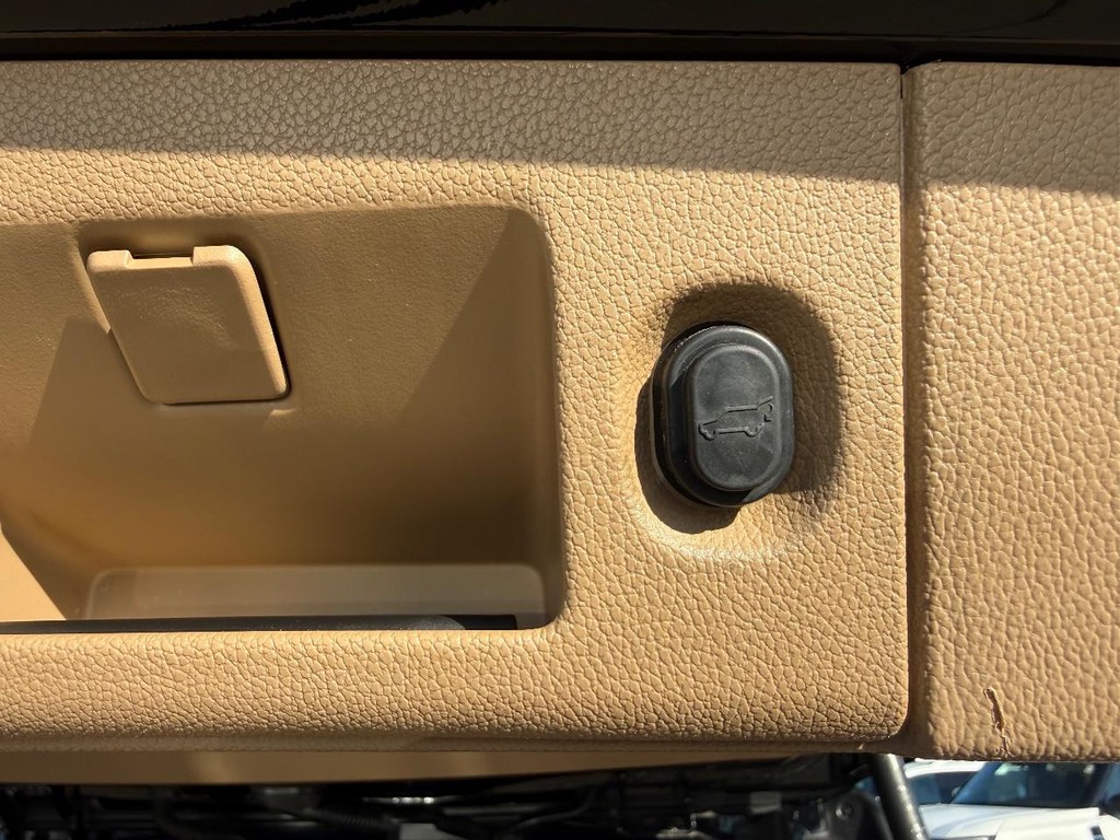 Cadillac Escalade Vehicle Full-screen Gallery Image 29