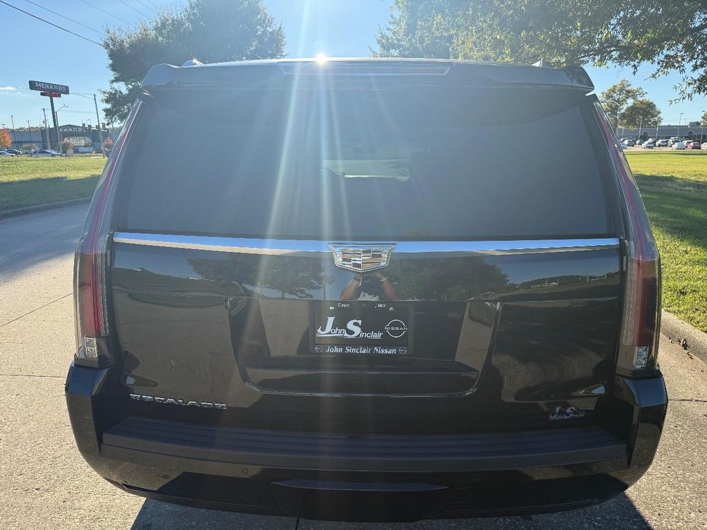 Cadillac Escalade Vehicle Full-screen Gallery Image 34