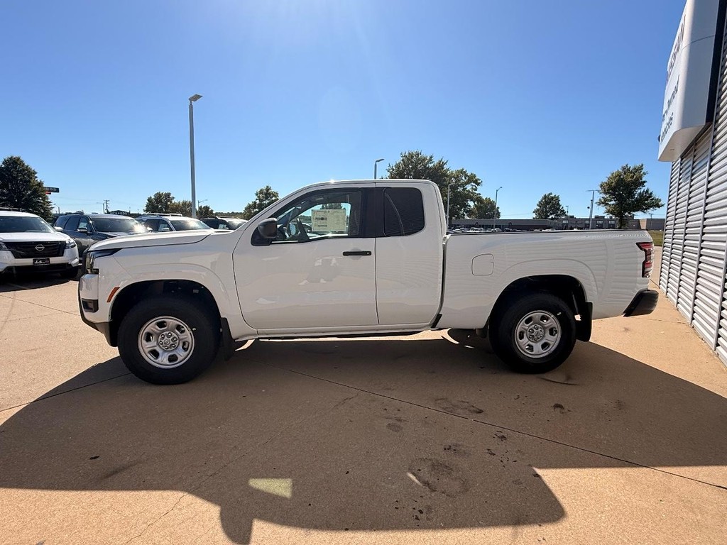 Nissan Frontier Vehicle Full-screen Gallery Image 03