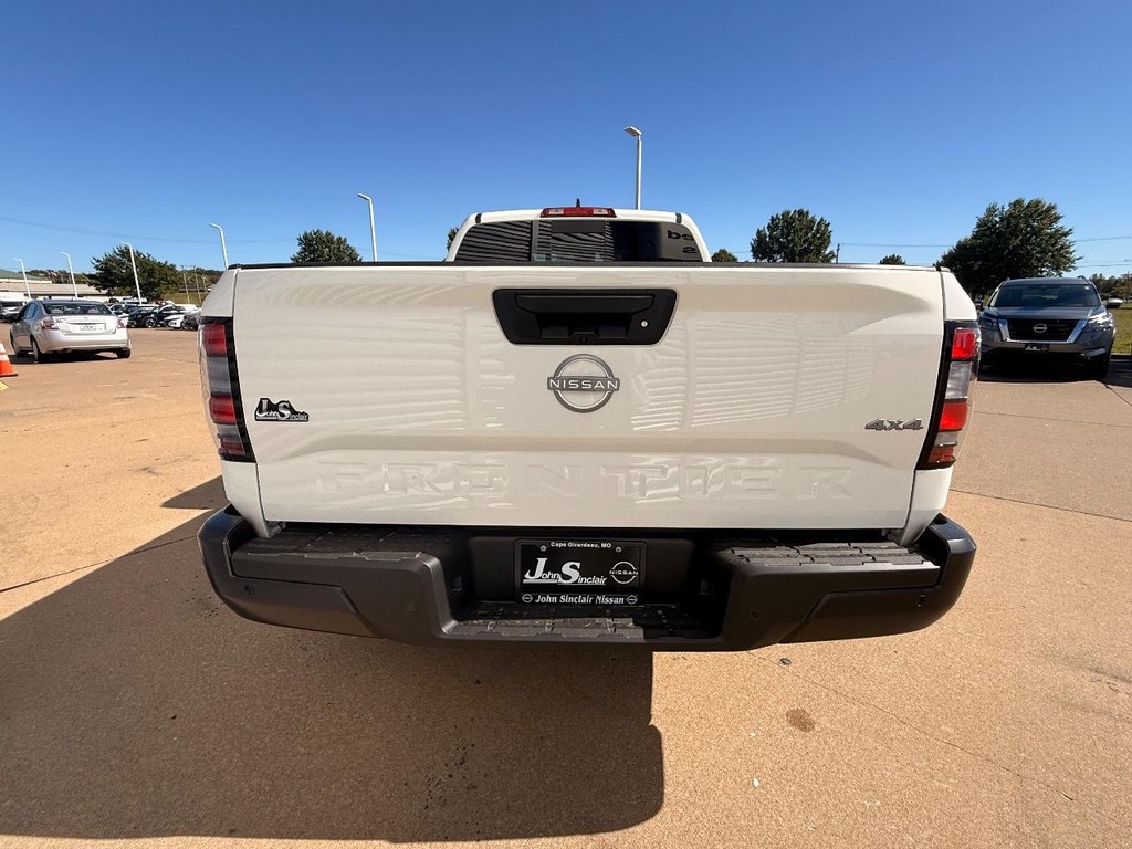 Nissan Frontier Vehicle Full-screen Gallery Image 05