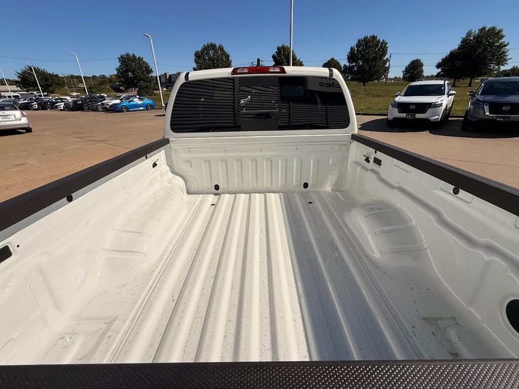 Nissan Frontier Vehicle Full-screen Gallery Image 06