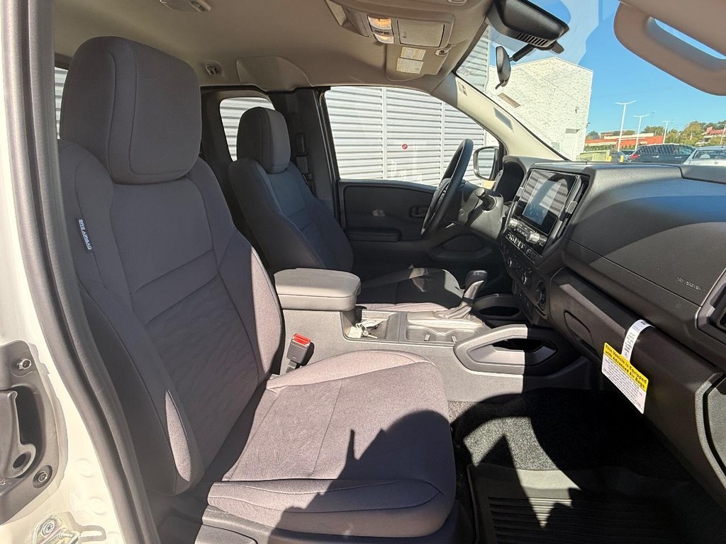 Nissan Frontier Vehicle Full-screen Gallery Image 07