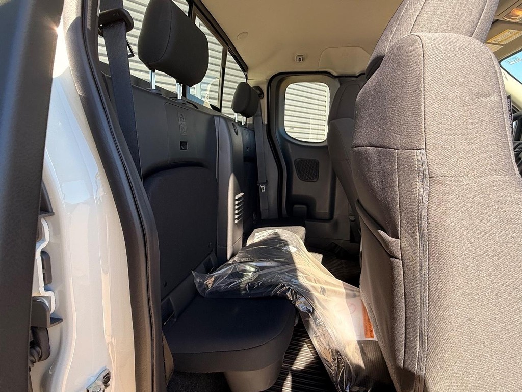 Nissan Frontier Vehicle Full-screen Gallery Image 08