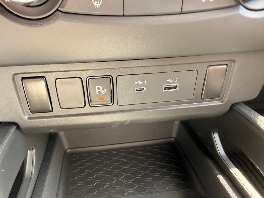 Nissan Frontier Vehicle Full-screen Gallery Image 09