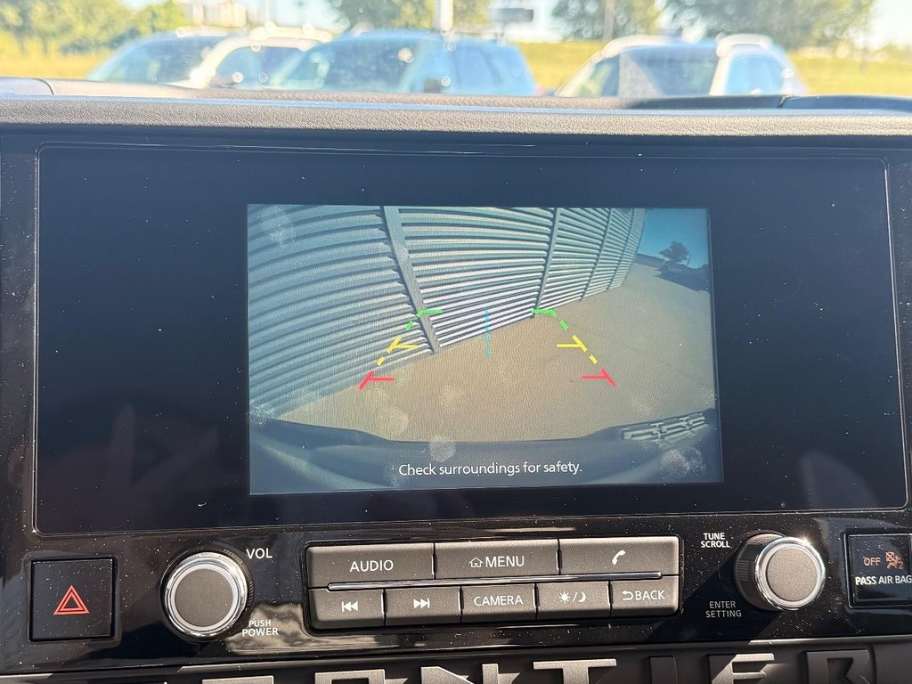 Nissan Frontier Vehicle Full-screen Gallery Image 11