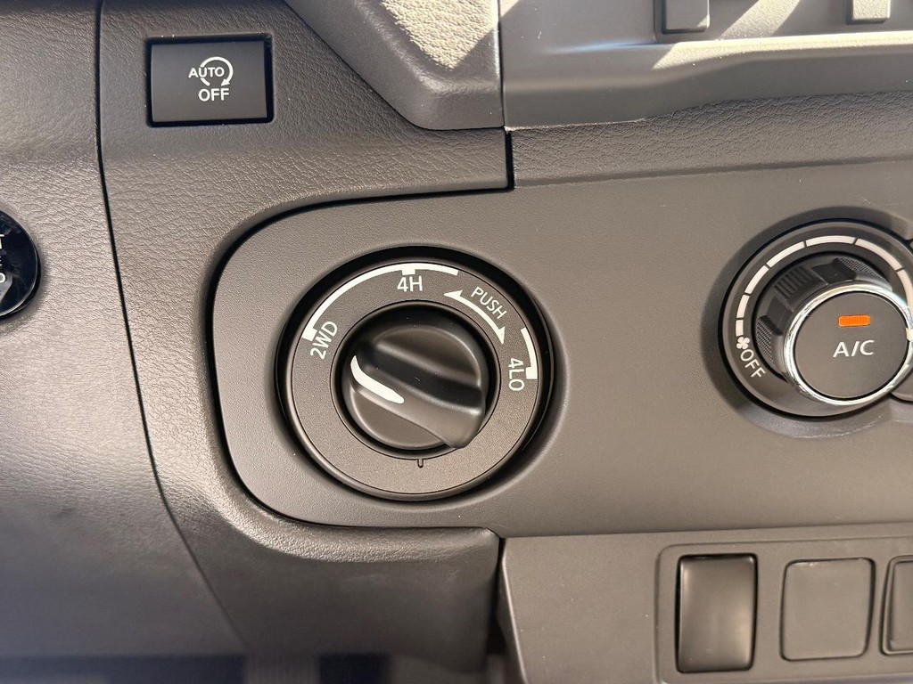 Nissan Frontier Vehicle Full-screen Gallery Image 12