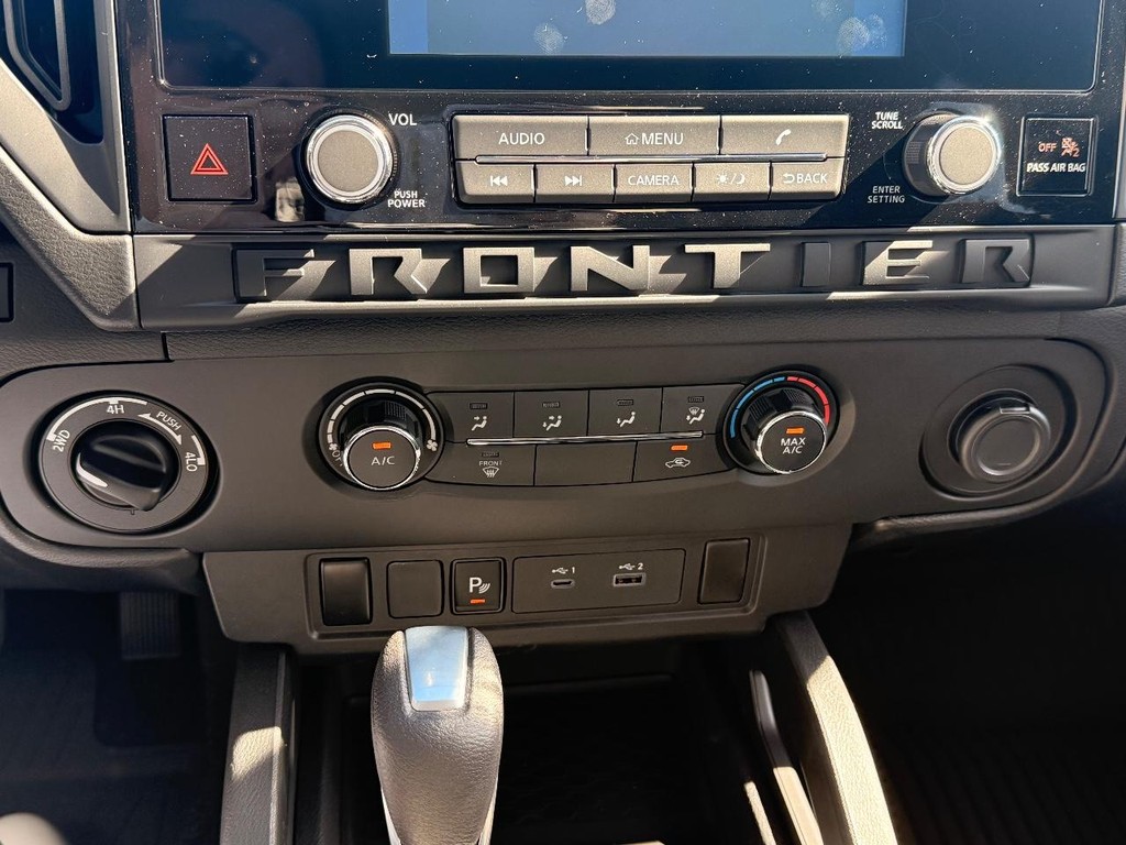 Nissan Frontier Vehicle Full-screen Gallery Image 13