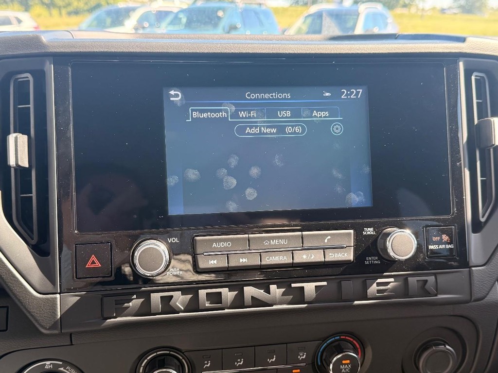 Nissan Frontier Vehicle Full-screen Gallery Image 14