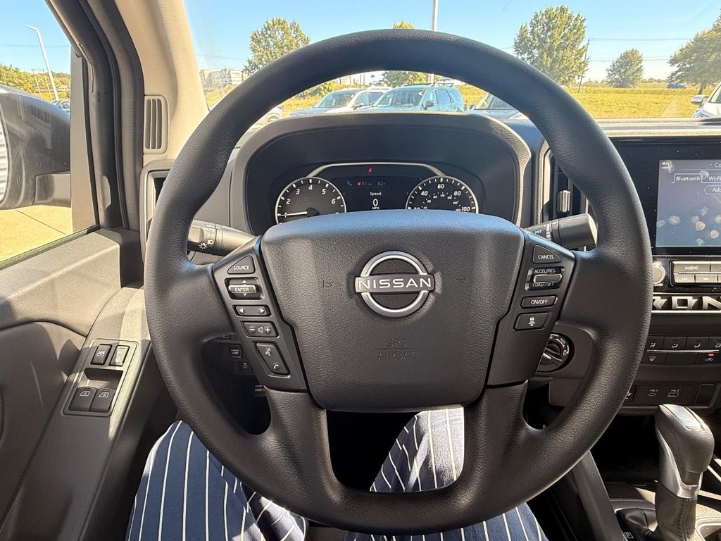 Nissan Frontier Vehicle Full-screen Gallery Image 15