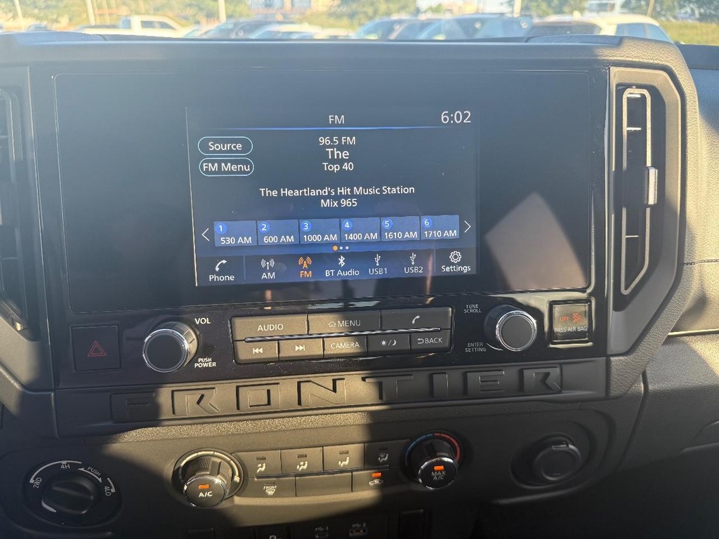 Nissan Frontier Vehicle Full-screen Gallery Image 02