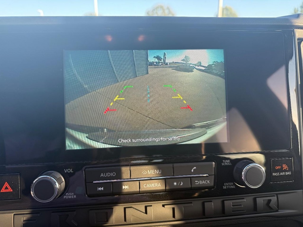 Nissan Frontier Vehicle Full-screen Gallery Image 03