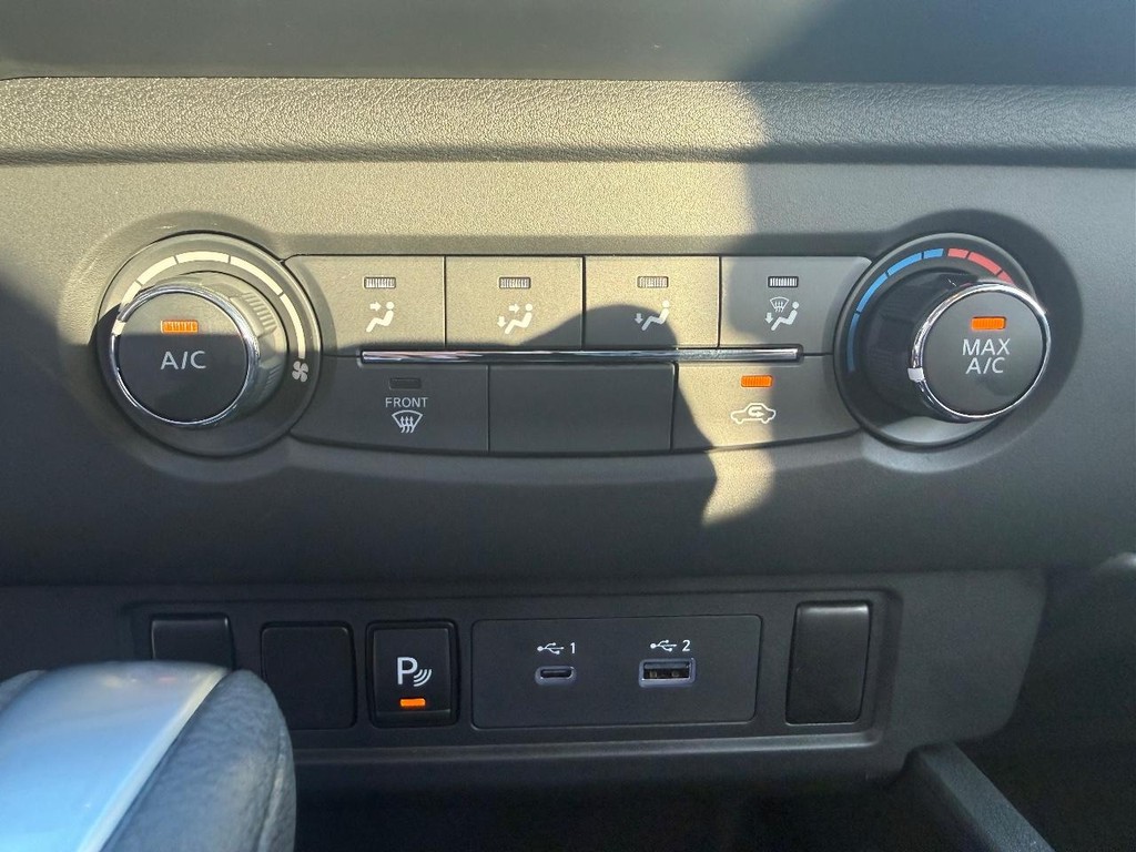 Nissan Frontier Vehicle Full-screen Gallery Image 04