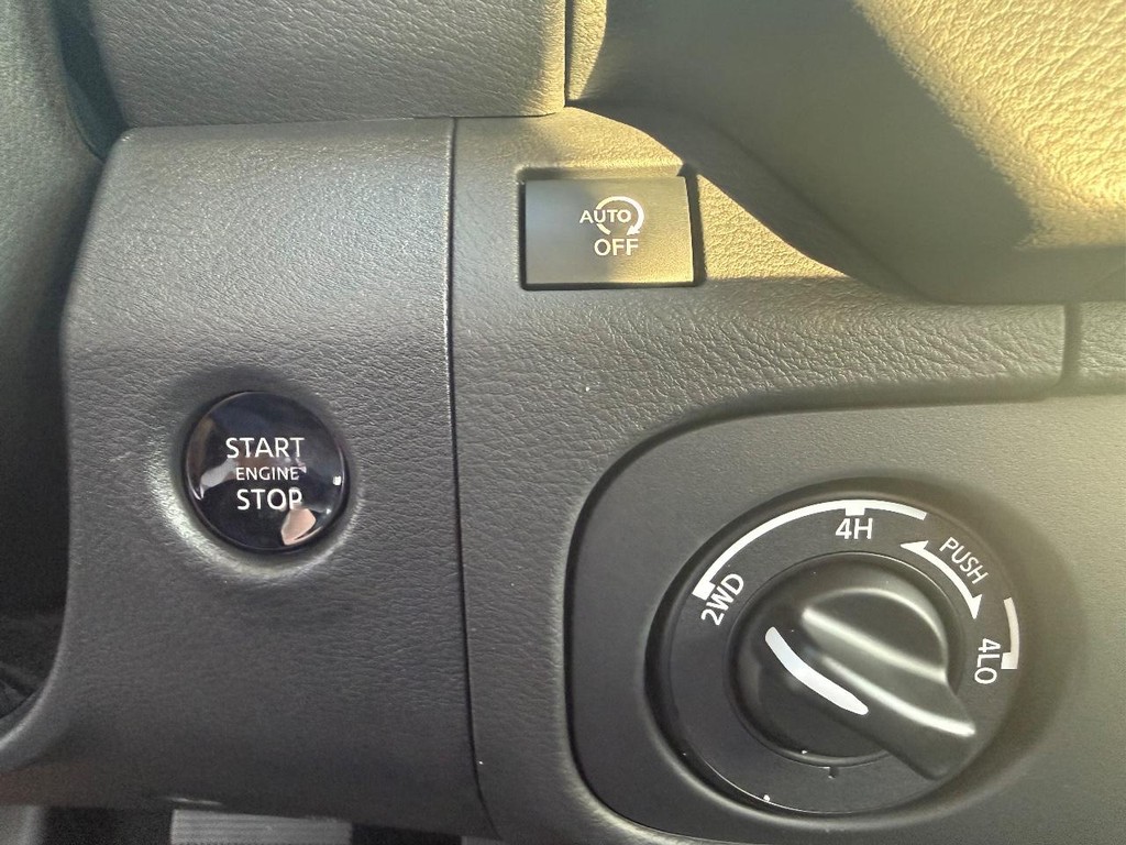 Nissan Frontier Vehicle Full-screen Gallery Image 05