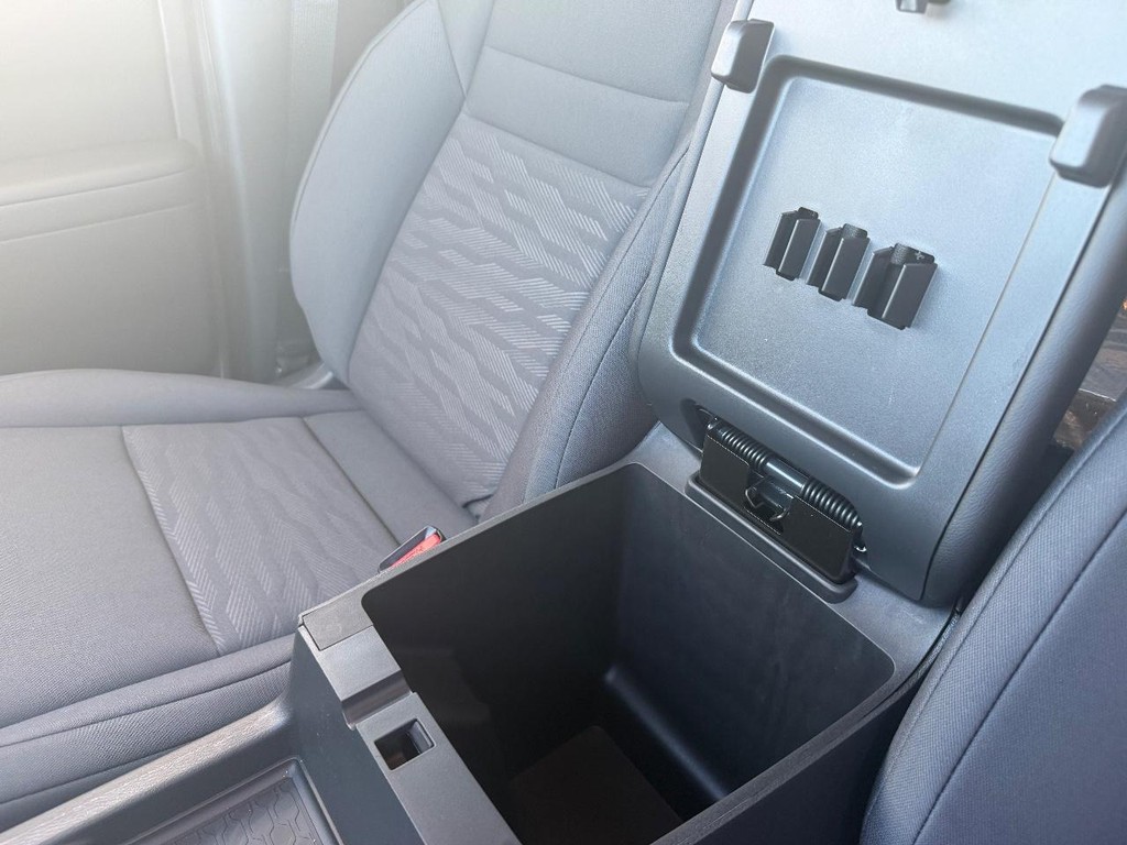 Nissan Frontier Vehicle Full-screen Gallery Image 07